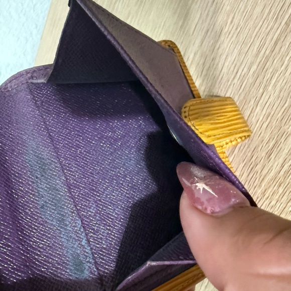 Authentic Vintage Louis Vuitton Epi Leather 1997 Porte-Billets Compact Wallet - Picture 8 of 12